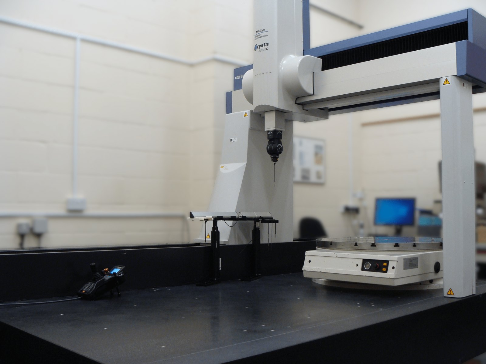 Five-axis coordinate measuring machine for precision inspection
